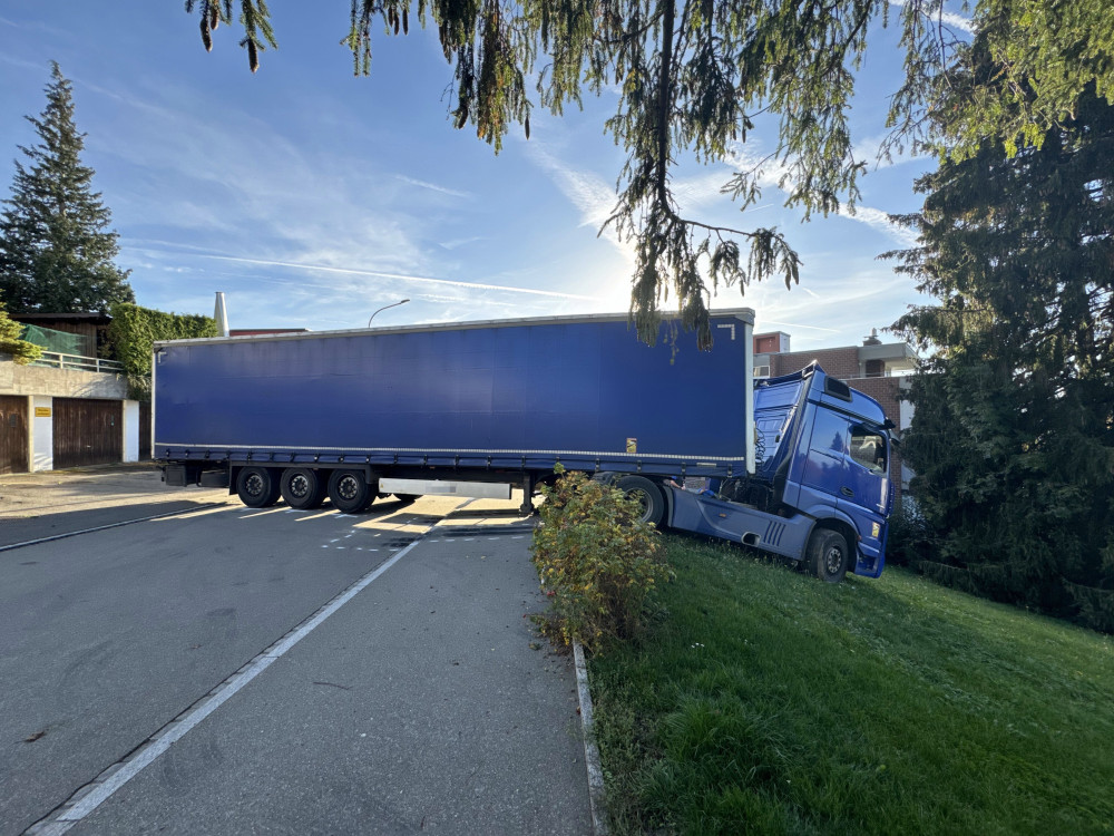 Lastwagen bei Wendemanöver stecken geblieben (1/1)