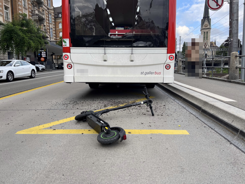 Unfall zwischen Bus und E-Scooter-Fahrerin (1/1)